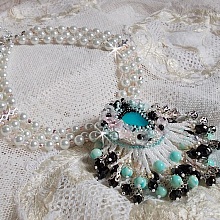 Plastron Oc&eacute;ane brod&eacute; avec un cabochon poire Aquamarine &agrave; laquelle s'ajoute des perles nacr&eacute;es, cristaux, Argent 925, cuir, perles rondes lisses et rocailles aux couleurs de la mer, un style marin